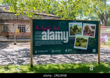 Bacheca informativa a Victoria Park, il People's Park e un progetto del National Lottery Heritage Fund per ristrutturarlo, Portsmouth, Hampshire, Inghilterra, Regno Unito Foto Stock