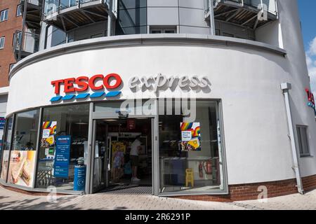 Davanti al negozio Tesco Express, Portsmouth, Hampshire, Inghilterra, Regno Unito Foto Stock