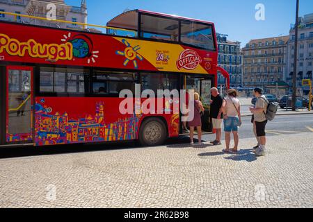 Imbarco sul tour ufficiale della City Sightseeing a Lisbona Foto Stock