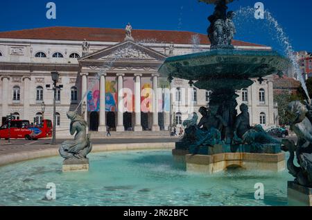 Il Teatro Nazionale D Maria II si vede attraverso le fontane di Piazza Rossio a Lisbona Foto Stock