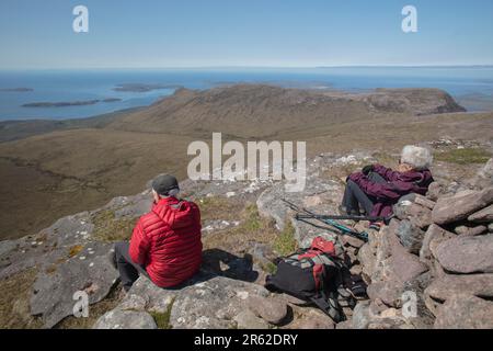 Non c'è niente di più soddisfacente di una giornata secca e ventosa (senza metà) nelle Highlands NW - escursione ben Mor Coigagh. Foto Stock