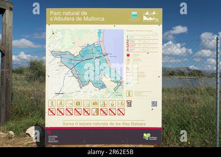 Vista della mappa su bacheca, opere d'acqua di Depuradora, S'Albufera, Maiorca, Spagna, 5 giugno 2023 Foto Stock