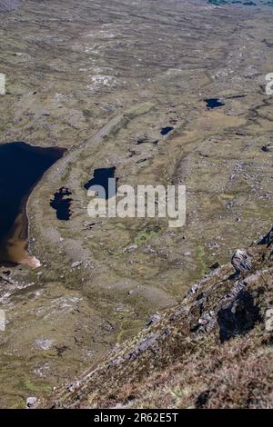 Non c'è niente di più soddisfacente di una giornata secca e ventosa (senza metà) nelle Highlands NW - escursione ben Mor Coigagh. Foto Stock