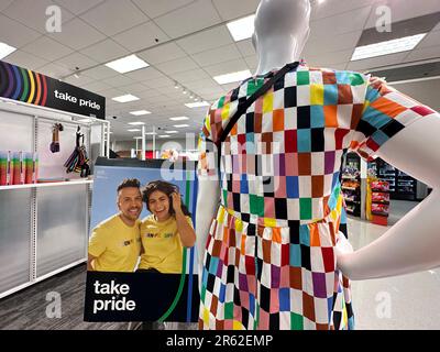 Racine, Wisconsin, Stati Uniti. 6th giugno, 2023. Gli espositori a tema del mese dell'orgoglio e i merchandising sono disponibili presso il negozio Target di Racine. Il supporto di Target per i display Pride Month è diventato un punto di controversia. (Credit Image: © Mark Hertzberg/ZUMA Press Wire) SOLO PER USO EDITORIALE! Non per USO commerciale! Foto Stock