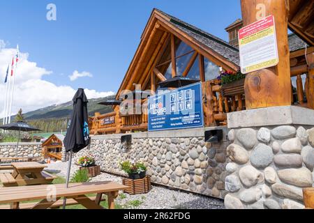 Lago Louise, Alberta, Canada - 9 luglio 2022: Chalet presso la stazione sciistica del lago Louise in estate, dove i visitatori possono vedere gli orsi grizzly sulla gondola Foto Stock