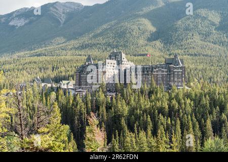 Banff, Alberta, Canada - 9 luglio 2022: Vista del Fairmont Banff Springs Hotel nel Parco Nazionale di Banff durante l'estate Foto Stock