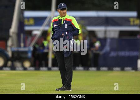 Umpire Peter Hartley durante il Vitality T20 Blast match tra Durham County Cricket Club e Northamptonshire Steelbacks al Seat Unique Riverside, Chester le Street martedì 6th giugno 2023. (Foto: Robert Smith | NOTIZIE MI) Credit: NOTIZIE MI & Sport /Alamy Live News Foto Stock