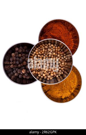 Curry, pepe, paprika e coriandolo su fondo bianco. Foto Stock