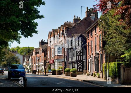 Una vista classica del Prestbury Village, Cheshire, con la casa dei preti Tudor. Foto Stock