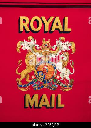 Logo sul lato di un mail coach (c 1800) in mostra al Postal Museum di Londra, Regno Unito. Foto Stock