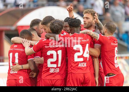 Losanna, Vaud, Svizzera. 6th giugno, 2023. La squadra del FC Stade Losanna-Ouchy festeggia durante il play-off della Super League svizzera, round 2 tra il FC Stade Losanna-Ouchy e il FC Sion. Il torneo Swiss Super League 2 si è svolto allo stadio olimpico Pontaise di Losanna, nella capitale olimpica. (Credit Image: © Eric Dubost/ZUMA Press Wire) SOLO PER USO EDITORIALE! Non per USO commerciale! Foto Stock