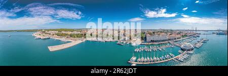 Panorama dei droni della città costiera croata di Pola, preso durante il giorno sopra il porto in estate Foto Stock