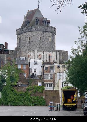 Windsor, Berkshire, Regno Unito. 6th giugno, 2023. Barili di birra vuoti che vengono portati via da un pub Wetherspoon a Windsor, Berkshire, sotto l'occhio vigile del Castello di Windsor. Resta un settore difficile per i pubblicani. Più di 150 pub hanno chiuso definitivamente in Inghilterra solo durante i primi tre mesi del 2023, mentre il costo della crisi continua e altrettanti proprietari di pub possono trovare difficile reclutare dipendenti dopo Brexit e la pandemia del Covid-19. Credito: Maureen McLean/Alamy Foto Stock