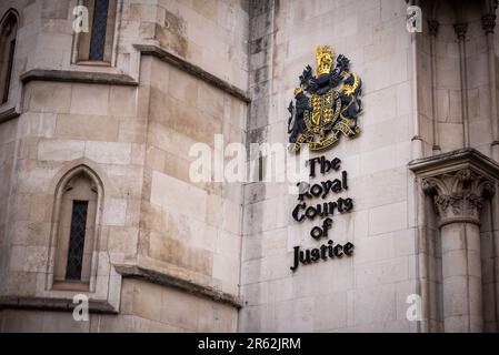 The Royal Courts of Justice, High Court della Gran Bretagna visto davanti al Principe Harry, Duca di Sussex, processo presso le Royal Courts of Justice, High Court della Gran Bretagna, nel centro di Londra. Il principe Harry ha preso una posizione di testimone come parte delle rivendicazioni contro un editore britannico del tabloid, l'ultimo nelle sue battaglie legali con la stampa. Il figlio più giovane di re Carlo III diventerà il primo re britannico a dare prove in tribunale per più di un secolo, quando egli testimonia contro Mirror Group Newspaper (MGN). (Foto di Loredana Sangiuliano/SOPA Images/Sipa USA) Foto Stock