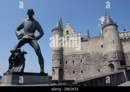 Statua del gigante Lange Wapper all'ingresso di Het Steen, sede dell'ufficio turistico Visit Antwerpen, Anversa Belgio Foto Stock