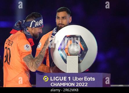 Portiere Gianluigi DONNARUMMA & portiere Alexandre Letellier (a sinistra) di PSG durante le celebrazioni post match per la vittoria della 2022/23 Ligue 1 tit Foto Stock