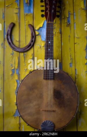 Banjo su Old Yellow Wall Still Life Foto Stock