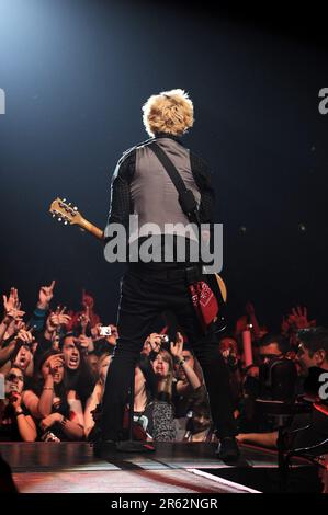 Milano Italia 2009-11-10: Billie Joe Armstrong cantante e chitarrista del Green Day durante un concerto dal vivo al Forum Assago Foto Stock