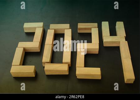 Felice anno nuovo 2024 idea. Transizione dal 2023 al nuovo anno 2024 con testo su blocchi di legno. Concetto creativo. Foto Stock