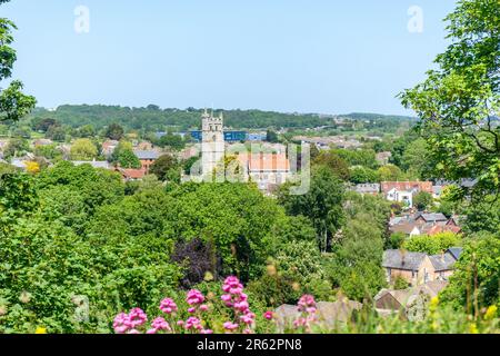 Vista del villaggio da Carisbrooke Castello bastioni, Carisbrooke, Isola di Wight, Inghilterra, Regno Unito Foto Stock