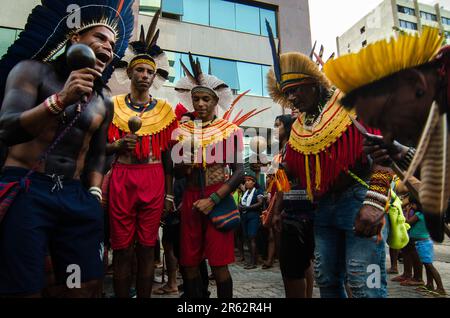 5 giugno 2023, BrasÃ-lia, Brasile: Manifestanti indigeni cantano e ballano durante la manifestazione. Tra il 5th e il 7th giugno, i manifestanti indigeni hanno organizzato una mobilitazione nazionale, contro il PL490/PL2903, noto come Marco Temporal. Discusso dal 2007, che riguarda i territori indigeni e i loro diritti fondiari. Questo progetto difende che prima del 1988, quando fu creata la nuova costituzione brasiliana, tutto il territorio occupato solo dalle popolazioni indigene sarebbe stato considerato se fosse già approvato e stabilito dalla legge fino al 5th ottobre 1988. L'idea di PL490, è di considerare che dopo la nuova data del Foto Stock