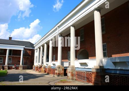 Cortile interno della caserma di Fort Jay su Governors Island il 4th agosto 2019 a Manhattan, New York, USA. (Foto di Wojciech Migda) Foto Stock