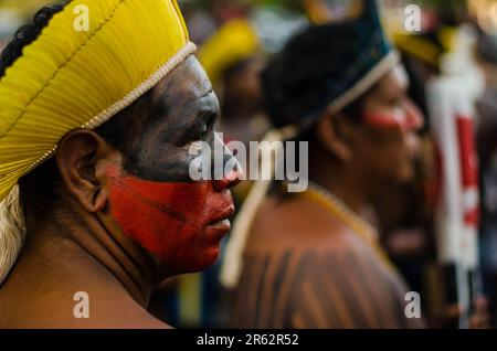 5 giugno 2023, BrasÃ-lia, Brasile: Un uomo indigeno con pittura facciale partecipa alla manifestazione. Tra il 5th e il 7th giugno, i manifestanti indigeni hanno organizzato una mobilitazione nazionale, contro il PL490/PL2903, noto come Marco Temporal. Discusso dal 2007, che riguarda i territori indigeni e i loro diritti fondiari. Questo progetto difende che prima del 1988, quando fu creata la nuova costituzione brasiliana, tutto il territorio occupato solo dalle popolazioni indigene sarebbe stato considerato se fosse già approvato e stabilito dalla legge fino al 5th ottobre 1988. L'idea di PL490, è di considerare che dopo il nuovo dat Foto Stock