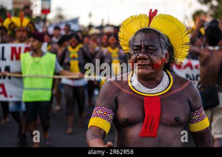 5 giugno 2023, BrasÃ-lia, Brasile: Un uomo indigeno con pittura facciale partecipa alla manifestazione. Tra il 5th e il 7th giugno, i manifestanti indigeni hanno organizzato una mobilitazione nazionale, contro il PL490/PL2903, noto come Marco Temporal. Discusso dal 2007, che riguarda i territori indigeni e i loro diritti fondiari. Questo progetto difende che prima del 1988, quando fu creata la nuova costituzione brasiliana, tutto il territorio occupato solo dalle popolazioni indigene sarebbe stato considerato se fosse già approvato e stabilito dalla legge fino al 5th ottobre 1988. L'idea di PL490, è di considerare che dopo il nuovo dat Foto Stock