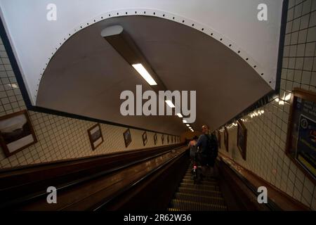 St Anna Tunnel, una galleria pedonale e ciclabile sotto il fiume Scheldt, che collega il centro della città alla sponda occidentale, Anversa Belgio Foto Stock