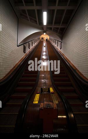 St Anna Tunnel, una galleria pedonale e ciclabile sotto il fiume Scheldt, che collega il centro della città alla sponda occidentale, Anversa Belgio Foto Stock