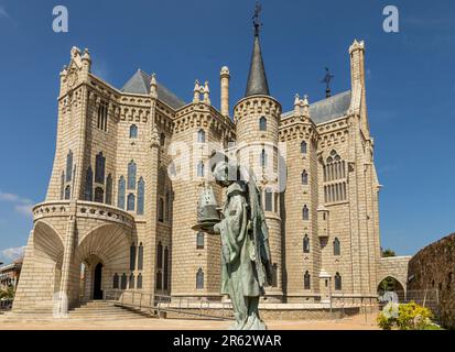 L'angolo al di fuori del Palazzo Episcopale, Astorga Spagna. Progettato in stile Calalan Modernisme da Antoni Gaudi, costruito tra il 1889 e il 1913. Foto Stock