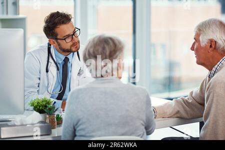 Il suo a chi vengono per consigli di salute esperti. un medico che ha una consultazione con una coppia anziana in una clinica. Foto Stock