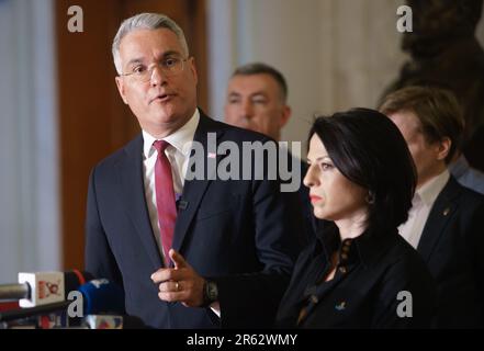 Bucarest, Romania. 6th giugno 2023: Dragos Pillaru (L) e Ramona Strugariu, eurodeputati e copresidenti del partito REPER, tengono una conferenza stampa sullo sciopero nazionale degli insegnanti e sul modo in cui il governo e il presidente della Romania hanno gestito questa situazione, chiedere la ripresa dei negoziati in modo che gli studenti possano sostenere la loro valutazione nazionale e gli esami di laurea. Le federazioni sindacali dell’istruzione hanno iniziato uno sciopero nazionale il 22 maggio chiedendo salari più alti e migliori condizioni di lavoro. Dopo diversi cicli di negoziati, la retribuzione aumenta offerto dal governo alla la Foto Stock