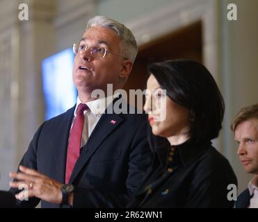 Bucarest, Romania. 6th giugno 2023: Dragos Pillaru (L) e Ramona Strugariu, eurodeputati e copresidenti del partito REPER, tengono una conferenza stampa sullo sciopero nazionale degli insegnanti e sul modo in cui il governo e il presidente della Romania hanno gestito questa situazione, chiedere la ripresa dei negoziati in modo che gli studenti possano sostenere la loro valutazione nazionale e gli esami di laurea. Le federazioni sindacali dell’istruzione hanno iniziato uno sciopero nazionale il 22 maggio chiedendo salari più alti e migliori condizioni di lavoro. Dopo diversi cicli di negoziati, la retribuzione aumenta offerto dal governo alla la Foto Stock