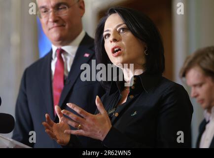 Bucarest, Romania. 6th giugno 2023: Ramona Strugariu (R) e Dragos Pillaru, eurodeputati e copresidenti del partito REPER, tengono una conferenza stampa sullo sciopero nazionale degli insegnanti e sul modo in cui il governo e il presidente della Romania hanno gestito questa situazione, chiedere la ripresa dei negoziati in modo che gli studenti possano sostenere la loro valutazione nazionale e gli esami di laurea. Le federazioni sindacali dell’istruzione hanno iniziato uno sciopero nazionale il 22 maggio chiedendo salari più alti e migliori condizioni di lavoro. Dopo diversi cicli di negoziati, la retribuzione aumenta offerto dal governo alla la Foto Stock