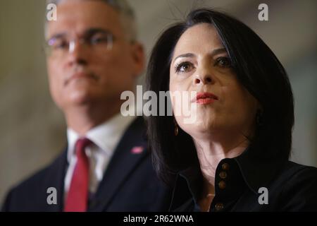 Bucarest, Romania. 6th giugno 2023: Ramona Strugariu (R) e Dragos Pillaru, eurodeputati e copresidenti del partito REPER, tengono una conferenza stampa sullo sciopero nazionale degli insegnanti e sul modo in cui il governo e il presidente della Romania hanno gestito questa situazione, chiedere la ripresa dei negoziati in modo che gli studenti possano sostenere la loro valutazione nazionale e gli esami di laurea. Le federazioni sindacali dell’istruzione hanno iniziato uno sciopero nazionale il 22 maggio chiedendo salari più alti e migliori condizioni di lavoro. Dopo diversi cicli di negoziati, la retribuzione aumenta offerto dal governo alla la Foto Stock