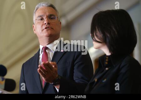 Bucarest, Romania. 6th giugno 2023: Dragos Pillaru (L) e Ramona Strugariu, eurodeputati e copresidenti del partito REPER, tengono una conferenza stampa sullo sciopero nazionale degli insegnanti e sul modo in cui il governo e il presidente della Romania hanno gestito questa situazione, chiedere la ripresa dei negoziati in modo che gli studenti possano sostenere la loro valutazione nazionale e gli esami di laurea. Le federazioni sindacali dell’istruzione hanno iniziato uno sciopero nazionale il 22 maggio chiedendo salari più alti e migliori condizioni di lavoro. Dopo diversi cicli di negoziati, la retribuzione aumenta offerto dal governo alla la Foto Stock