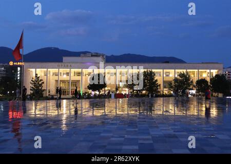 Il Teatro Nazionale d'Opera e Balletto d'Albania è un teatro a Tirana, Albania. È il teatro più grande del paese e ospita spettacoli di musica e danza tutto l'anno. Si trova in piazza Skandebeg, la piazza principale di Tirana Foto Stock