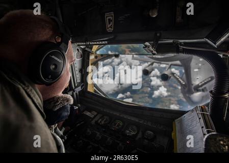 Personale Christian McGraw, un operatore di boom con la 121st Air Refueling Wing, Ohio National Guard, utilizza un KC-135 Stratotanker per rifornire un C-17 Globemaster III dalla 911th Airlift Wing, Air Force Reserve Command, nei cieli del Tennessee 1 giugno 2023. Le unità si allenano regolarmente per garantire che siano in grado di fornire le capacità di mobilità globale rapida di AMC, su cui si basa la leadership della nostra nazione. (STATI UNITI Foto della Guardia Nazionale aerea di Ralph Branson) Foto Stock