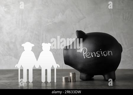 Concetto di pensione. Illustrazione di coppia anziana, monete e piggybank sul tavolo grigio Foto Stock