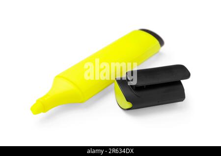 Marcatore giallo brillante isolato su bianco. Cancelleria per ufficio Foto Stock