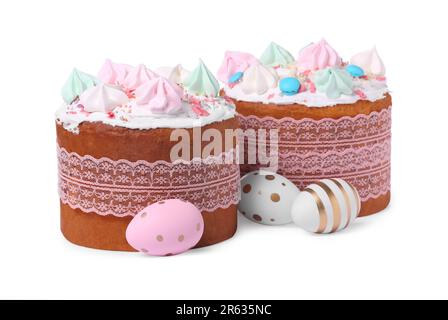 Dolci pasquali tradizionali con meringhe e uova decorate isolate su bianco Foto Stock