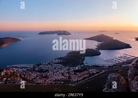 Vista di Kaş e Kastellorizo dalla scogliera sopra, Via Licia, Kaş, Turchia Foto Stock