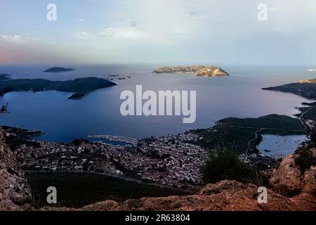 Vista di Kaş e Kastellorizo dalla scogliera sopra, Via Licia, Kaş, Turchia Foto Stock