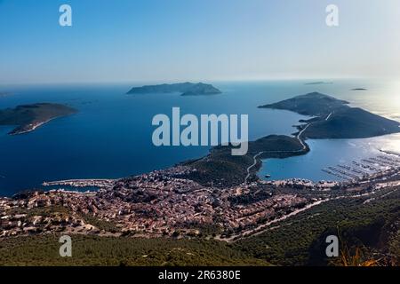 Vista di Kaş e Kastellorizo dalla scogliera sopra, Via Licia, Kaş, Turchia Foto Stock