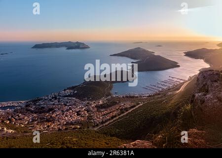 Vista di Kaş e Kastellorizo dalla scogliera sopra, Via Licia, Kaş, Turchia Foto Stock