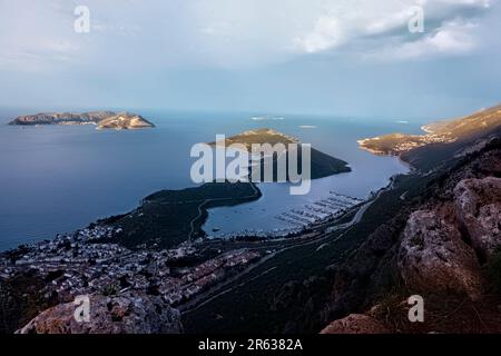Vista di Kaş e Kastellorizo dalla scogliera sopra, Via Licia, Kaş, Turchia Foto Stock