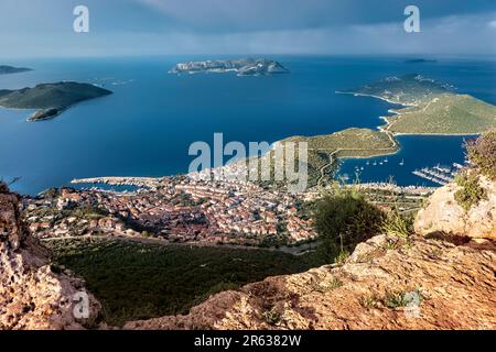 Vista di Kaş e Kastellorizo dalla scogliera sopra, Via Licia, Kaş, Turchia Foto Stock