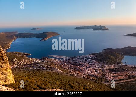 Vista di Kaş e Kastellorizo dalla scogliera sopra, Via Licia, Kaş, Turchia Foto Stock