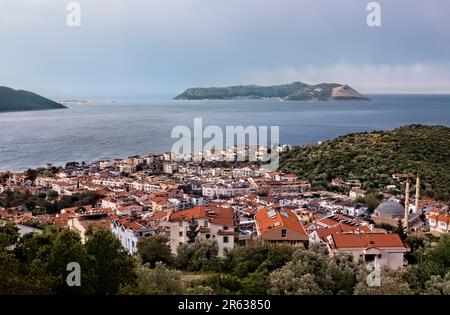 Vista di Kaş e Kastellorizo dalla scogliera sopra, Via Licia, Kaş, Turchia Foto Stock